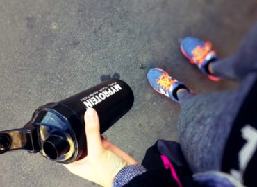 Femme avec un shaker de protéines en poudre