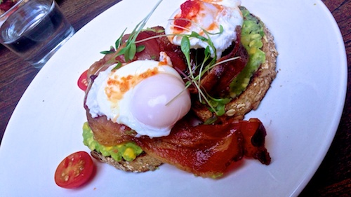 avocado toast avec oeuf poché et bacon