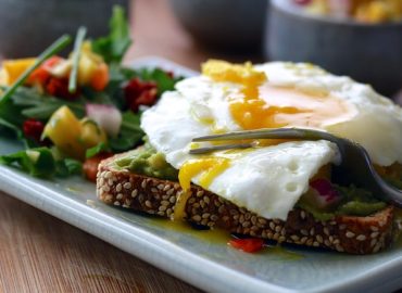 snack avec oeufs et pain complet après la musculation