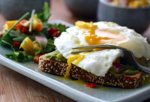 snack avec oeufs et pain complet après la musculation