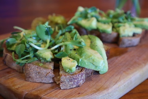 toast avocat avec du pain complet et de la salade