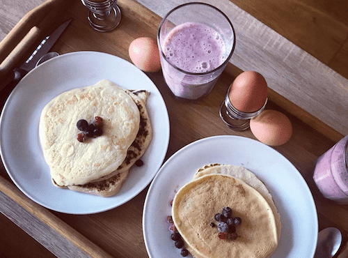 petit déjeuner avec pancake, oeuf et smoothie 