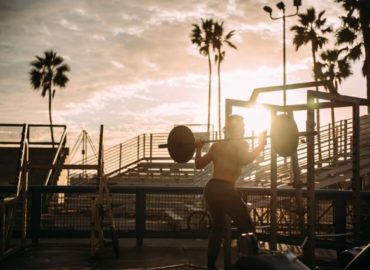 homme en train de faire du sport le matin en extérieur