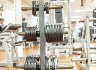 poids et haltères dans une salle de sport