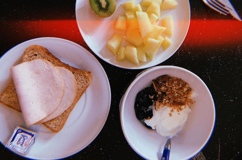 petit déjeuner avec pain complet, blanc de poulet, carré frais et fruits