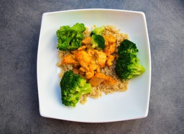 repas avec du riz, brocolis et viande blanche