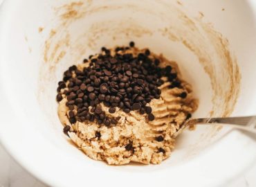 Cookie dough vegan aux pois chiches et pépites de chocolat dans un bol