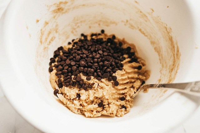 Cookie dough vegan aux pois chiches et pépites de chocolat dans un bol