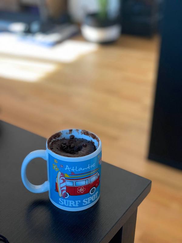 Mug cake chocolat dans une tasse bleue