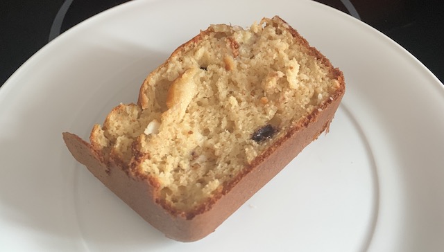 part du gateau banana bread dans une assiette