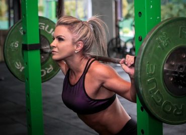 Femme sportive qui fait de la musculation pour gagner en force musculaire