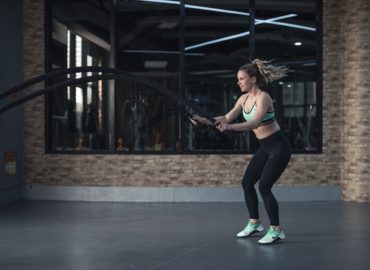 femme qui fait du sport avec une tenue adaptée