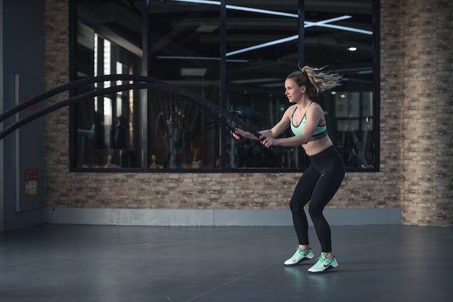 femme qui fait du sport avec une tenue adaptée