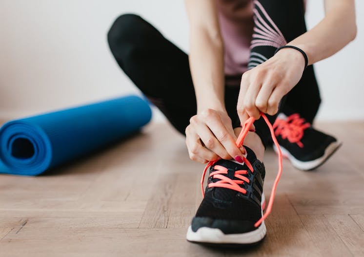 femme avec des chaussures de running