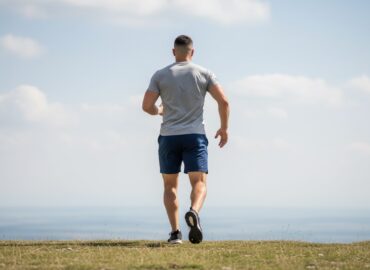 homme qui fait un sport complet